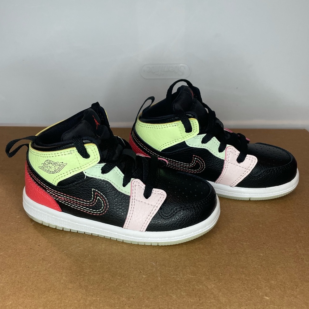 Air Jordan 1 ‘Glow in the Dark' Unisex Sneakers